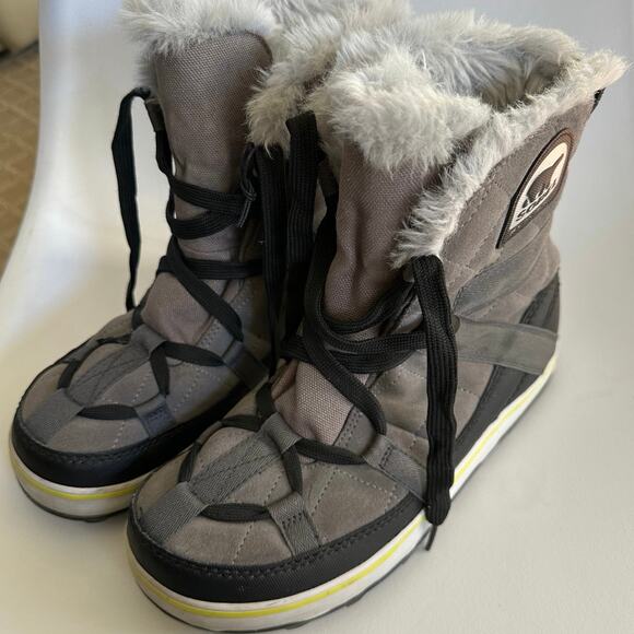 Sorel women’s black and grey fur lined boots - Picture 3 of 7